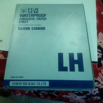 Giấy nhám tờ Fujistar  The LCC/DCC/DCC-H type uses a silicon carbide abrasive. ( Hạt Silic carbide)  The LAC/DAC type uses an alumina abrasive. ( Hạt Nhôm )